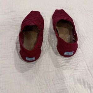 TOMS Kids Burgundy Crochet Slippers